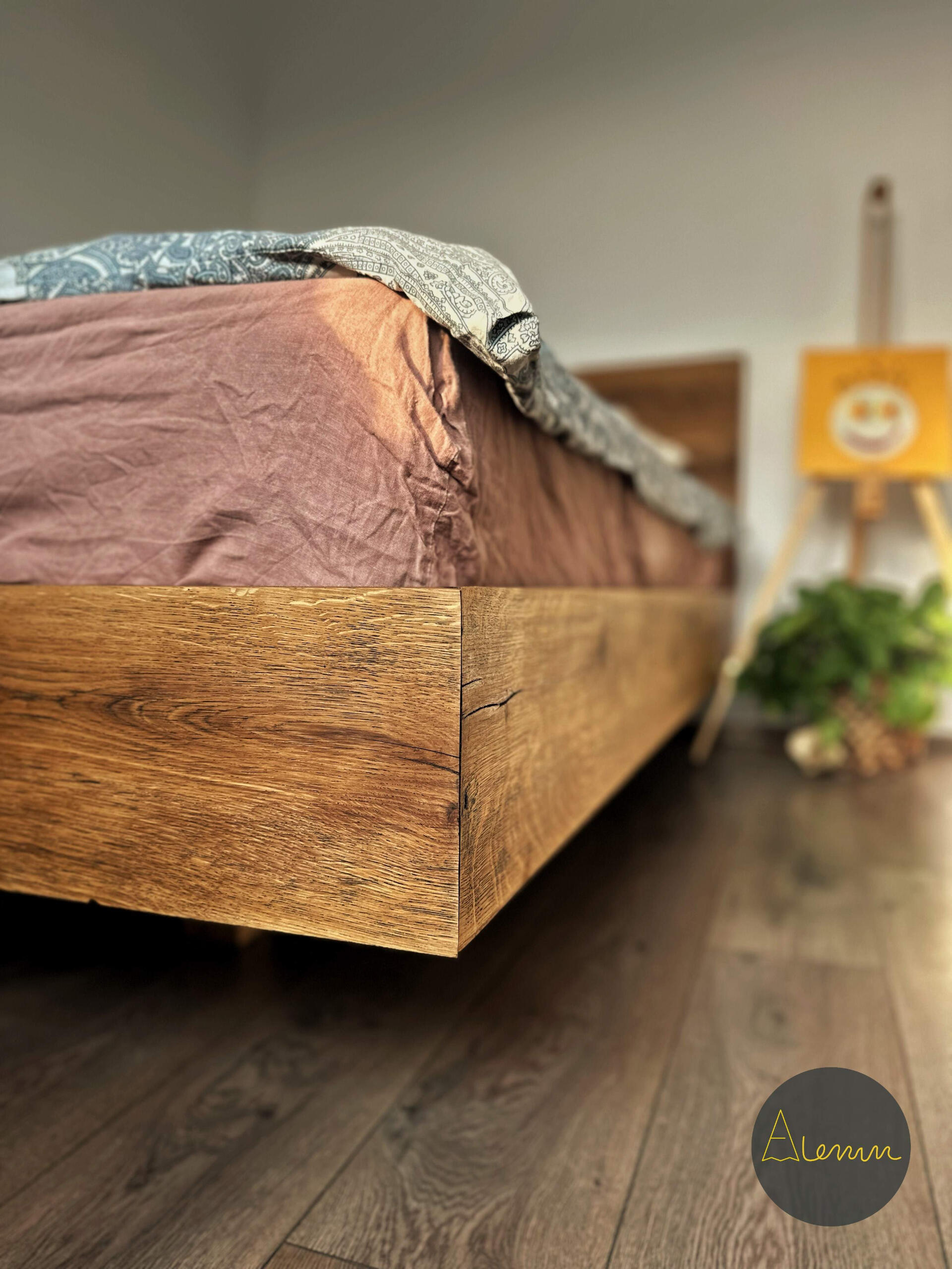 poza cu un floating bed la comanda stejar