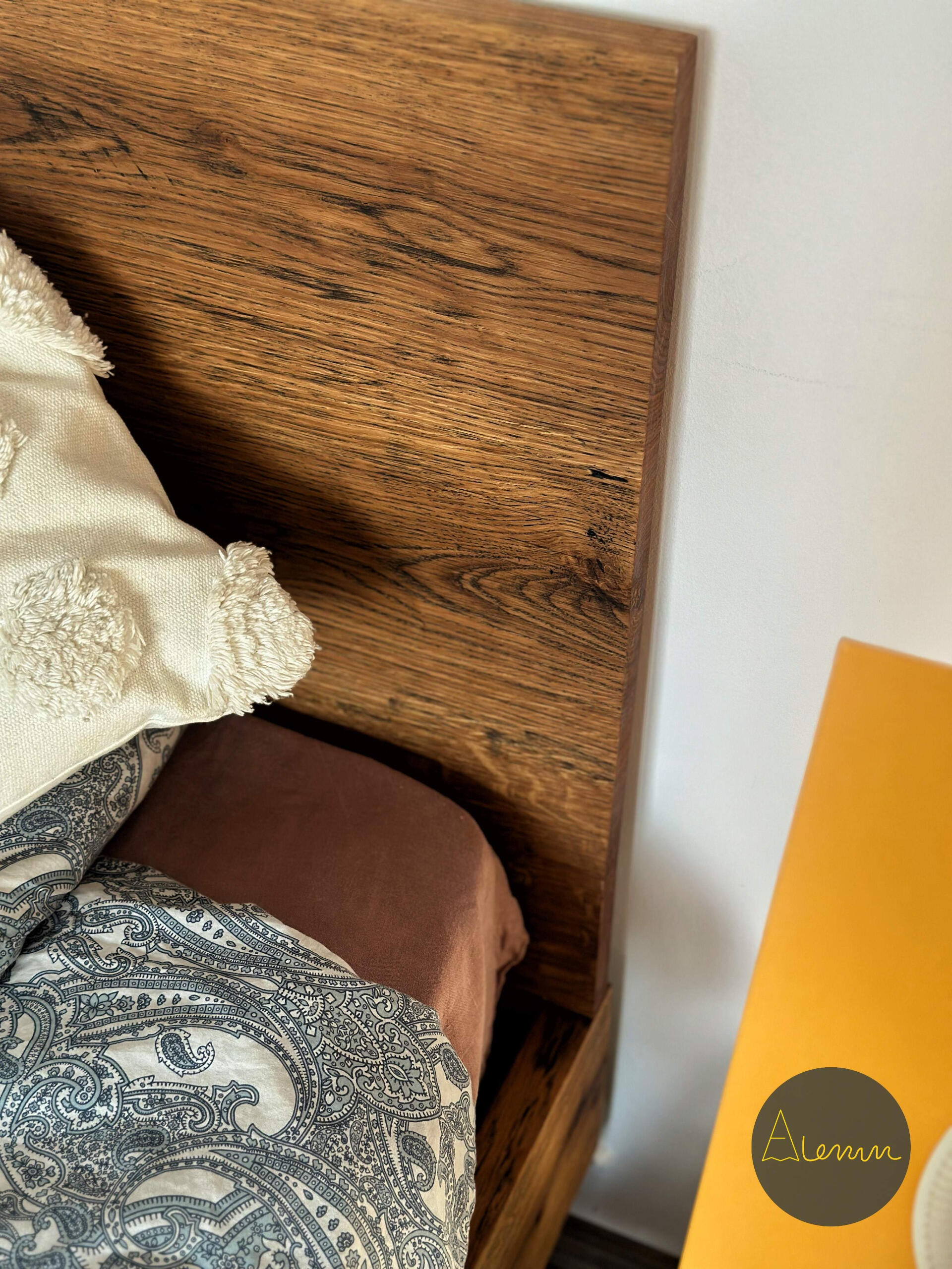 poza cu un Pat Tapitat Brasov